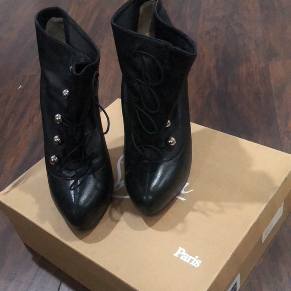 Christian Louboutin - Picture 2 of 5